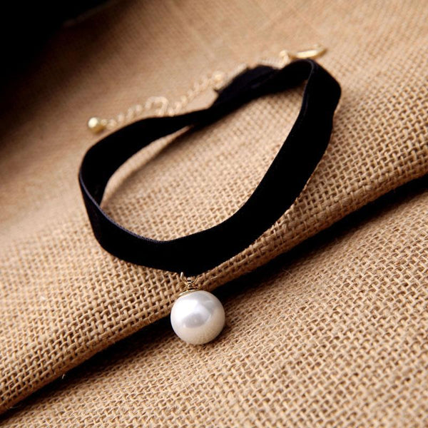 Pearl Fashioned Pendant Choker